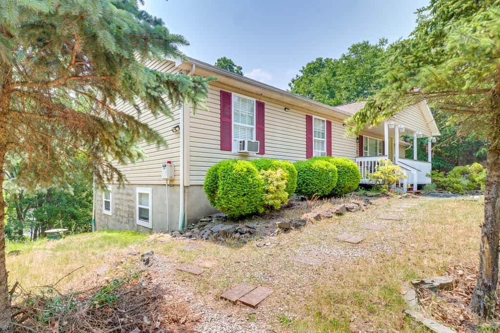 Gas Grill, Lake Access: Scenic Poconos Retreat!