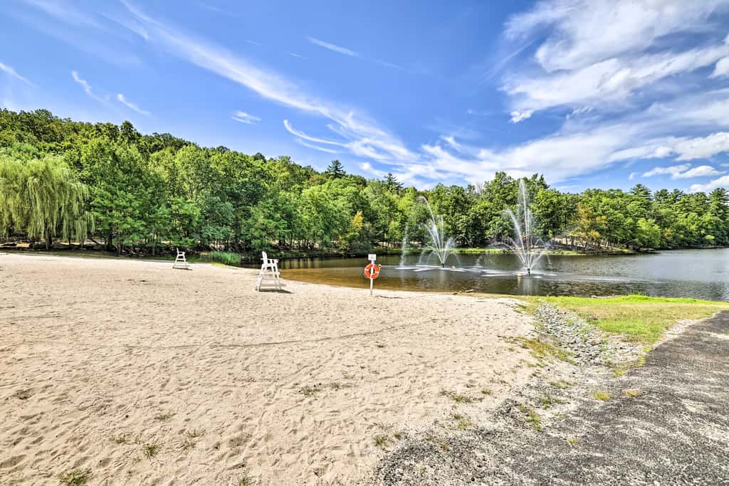 Gas Grill, Lake Access: Scenic Poconos Retreat!