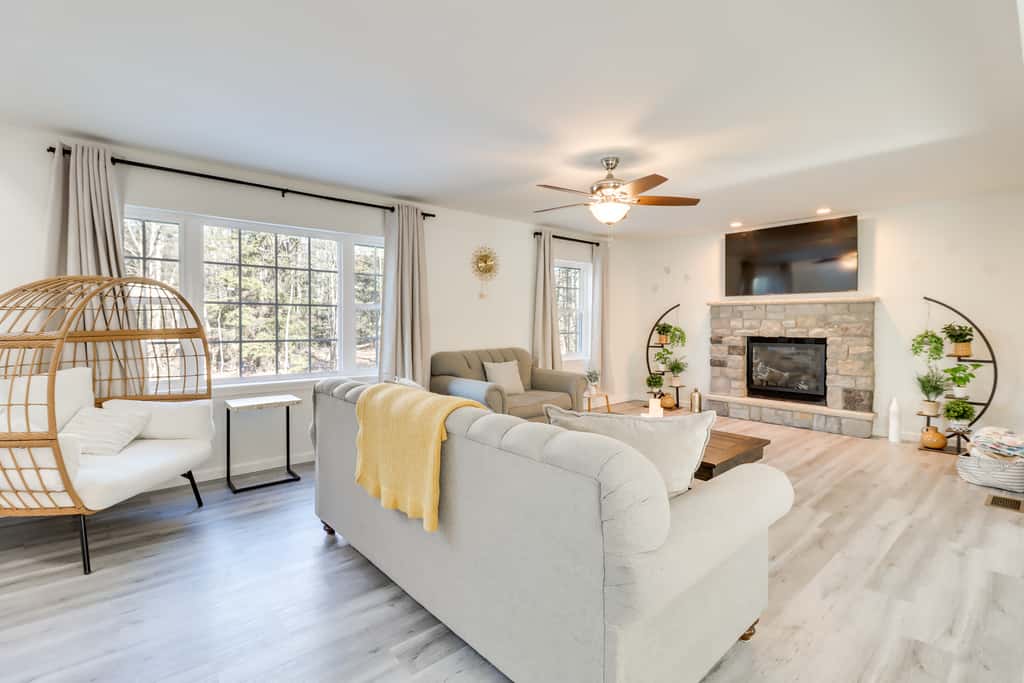 3 Mi to Kalahari: Pocono Summit Home w/ Pool Table
