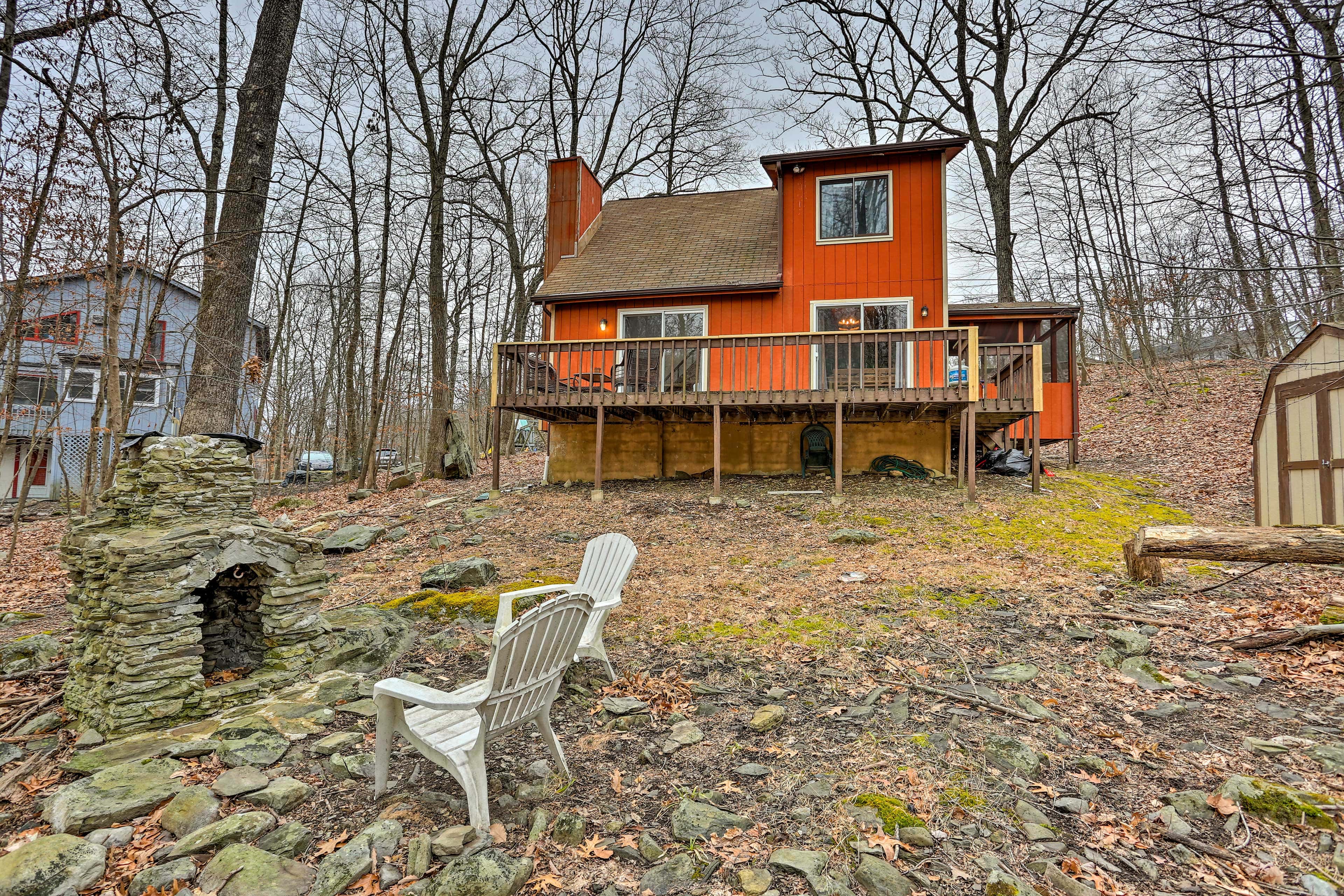 4 Mi to Tubing: Cozy Bushkill Cabin w/ Deck!