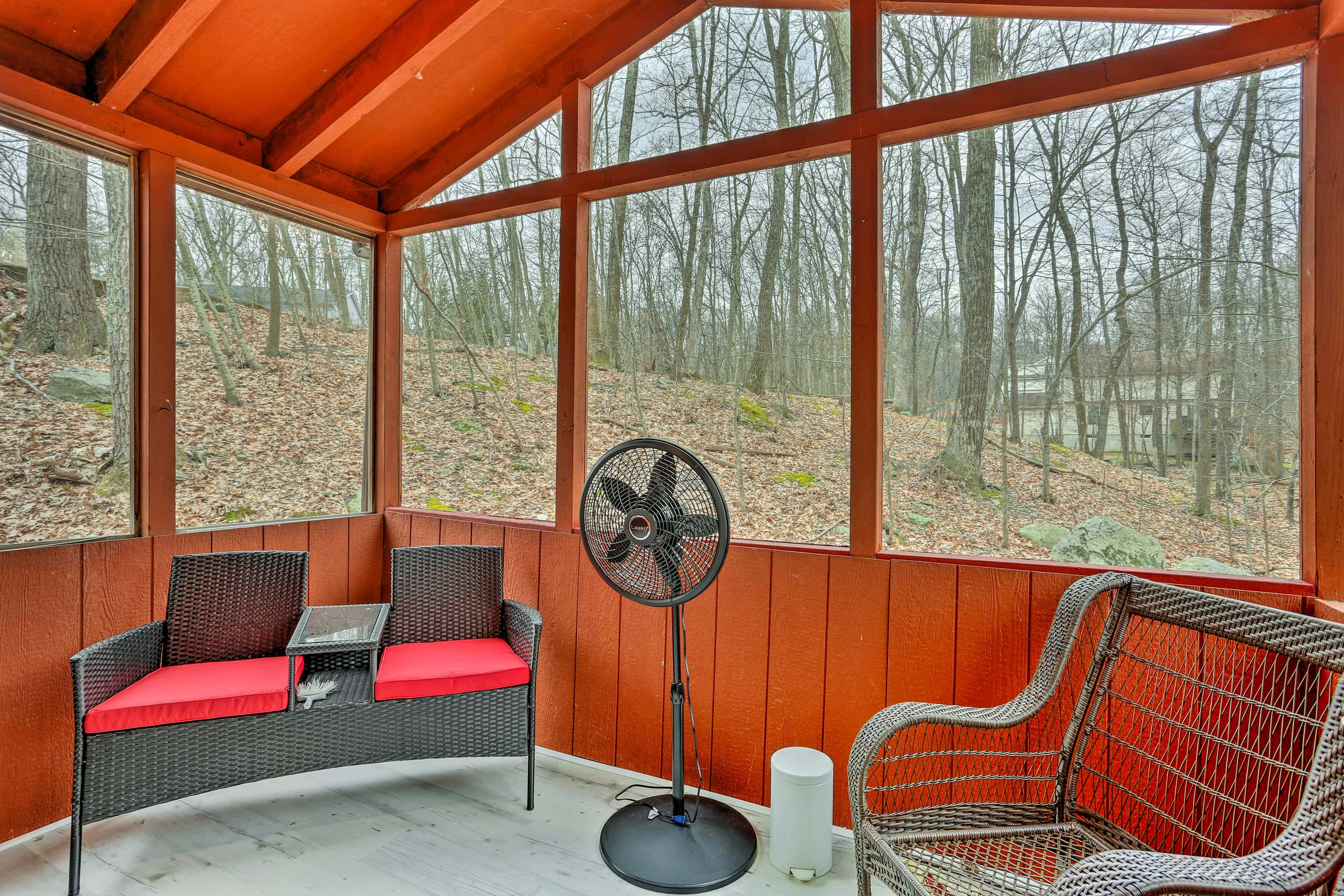 4 Mi to Tubing: Cozy Bushkill Cabin w/ Deck!