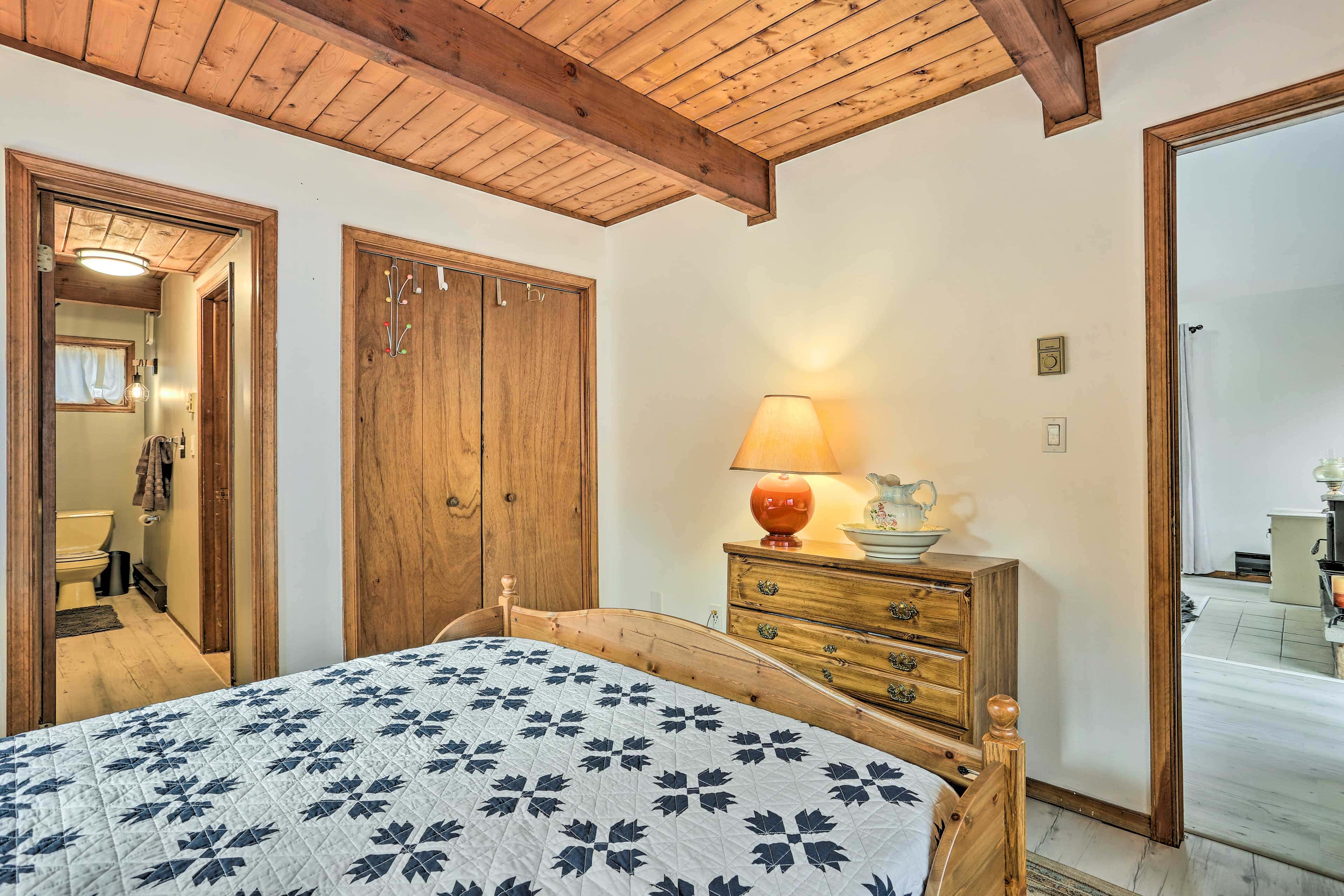 4 Mi to Tubing: Cozy Bushkill Cabin w/ Deck!