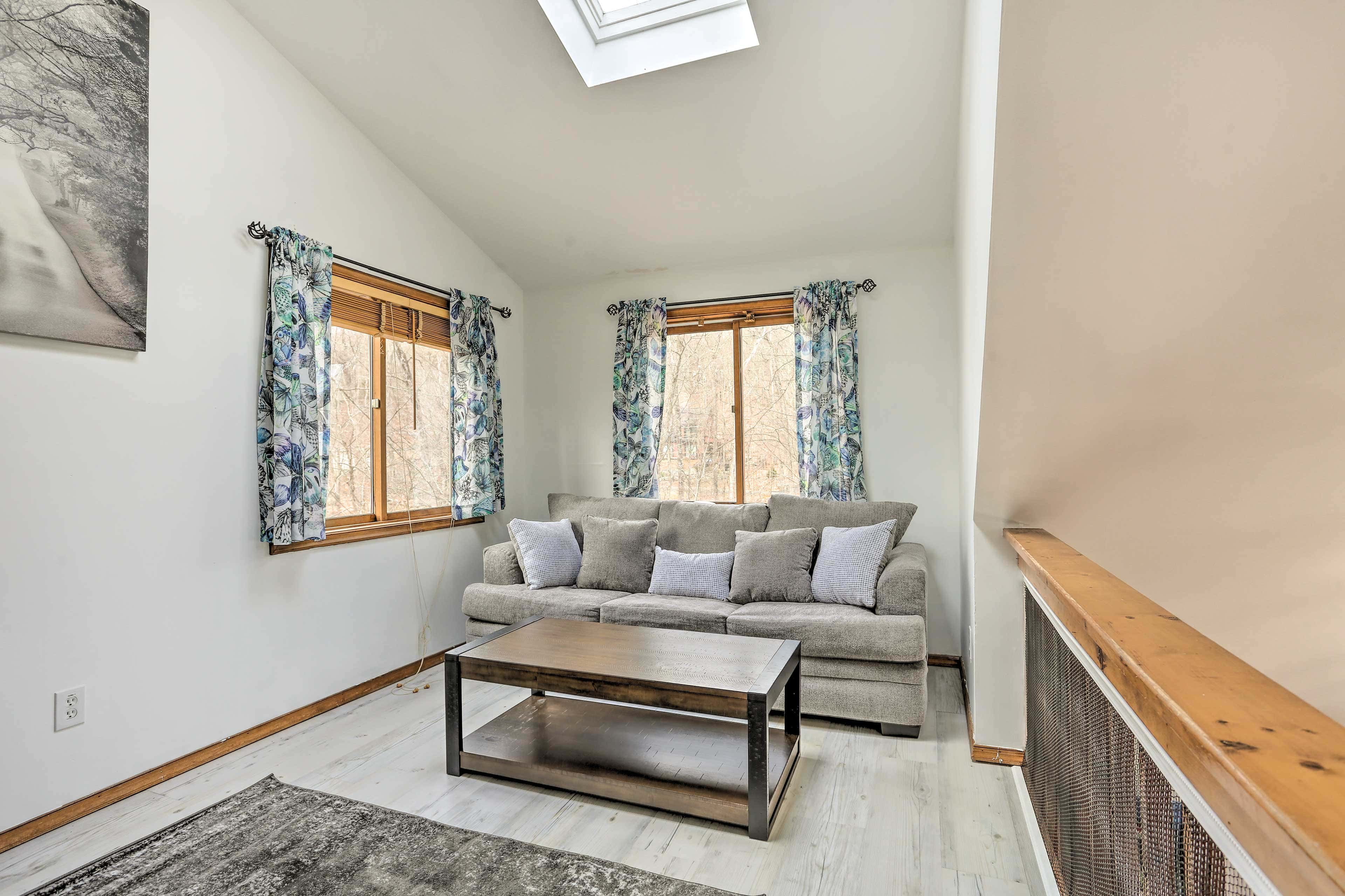 4 Mi to Tubing: Cozy Bushkill Cabin w/ Deck!