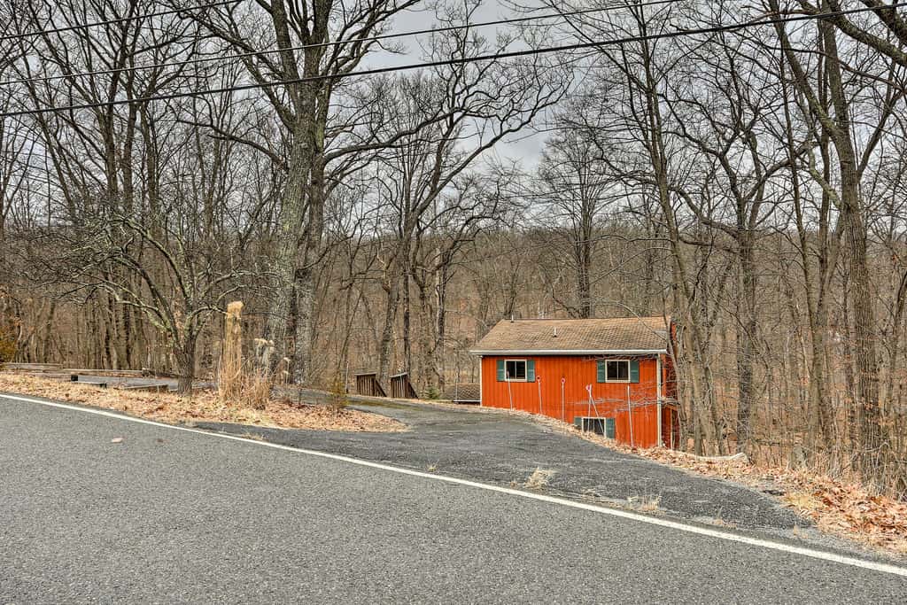4 Mi to Tubing: Cozy Bushkill Cabin w/ Deck!