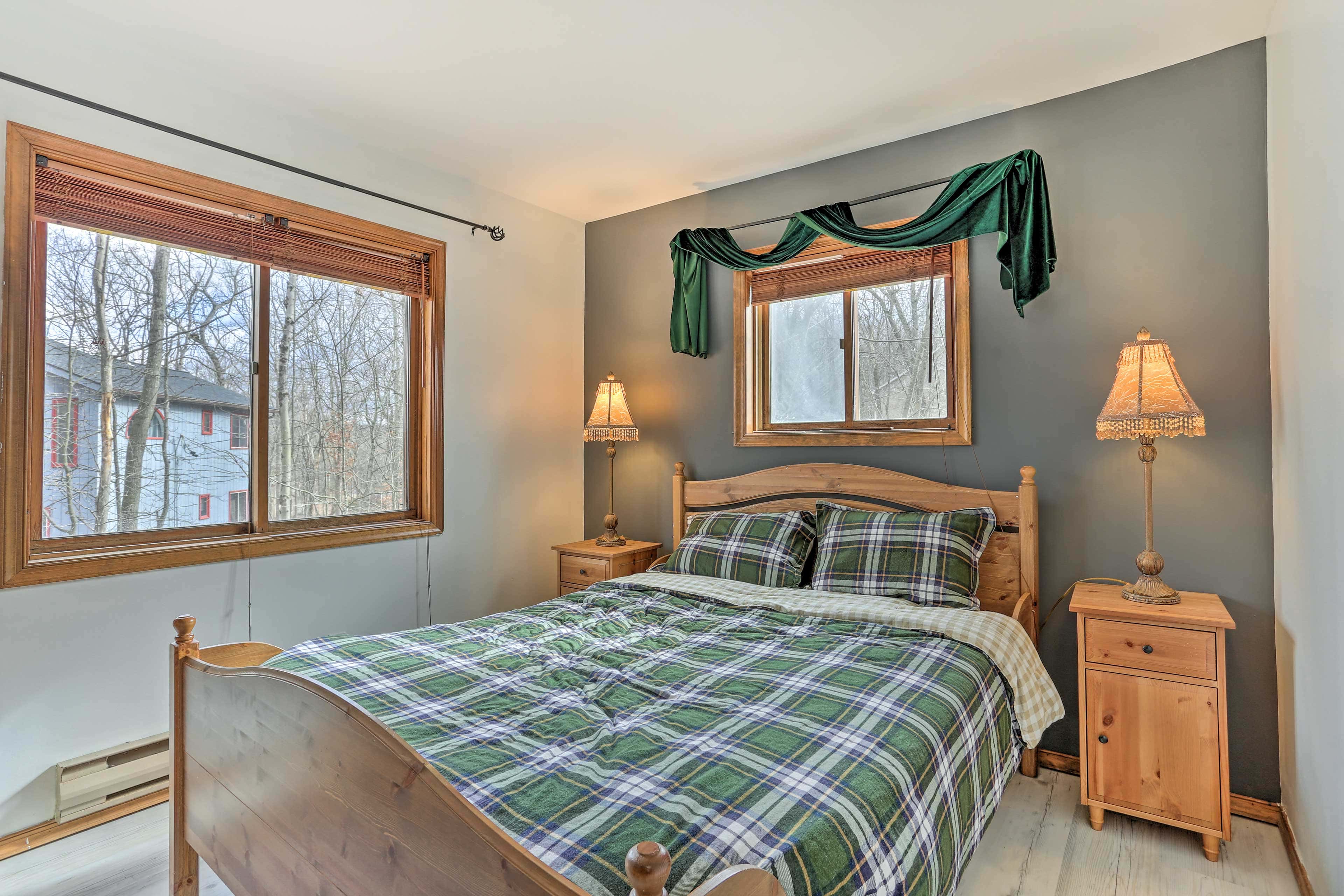 4 Mi to Tubing: Cozy Bushkill Cabin w/ Deck!