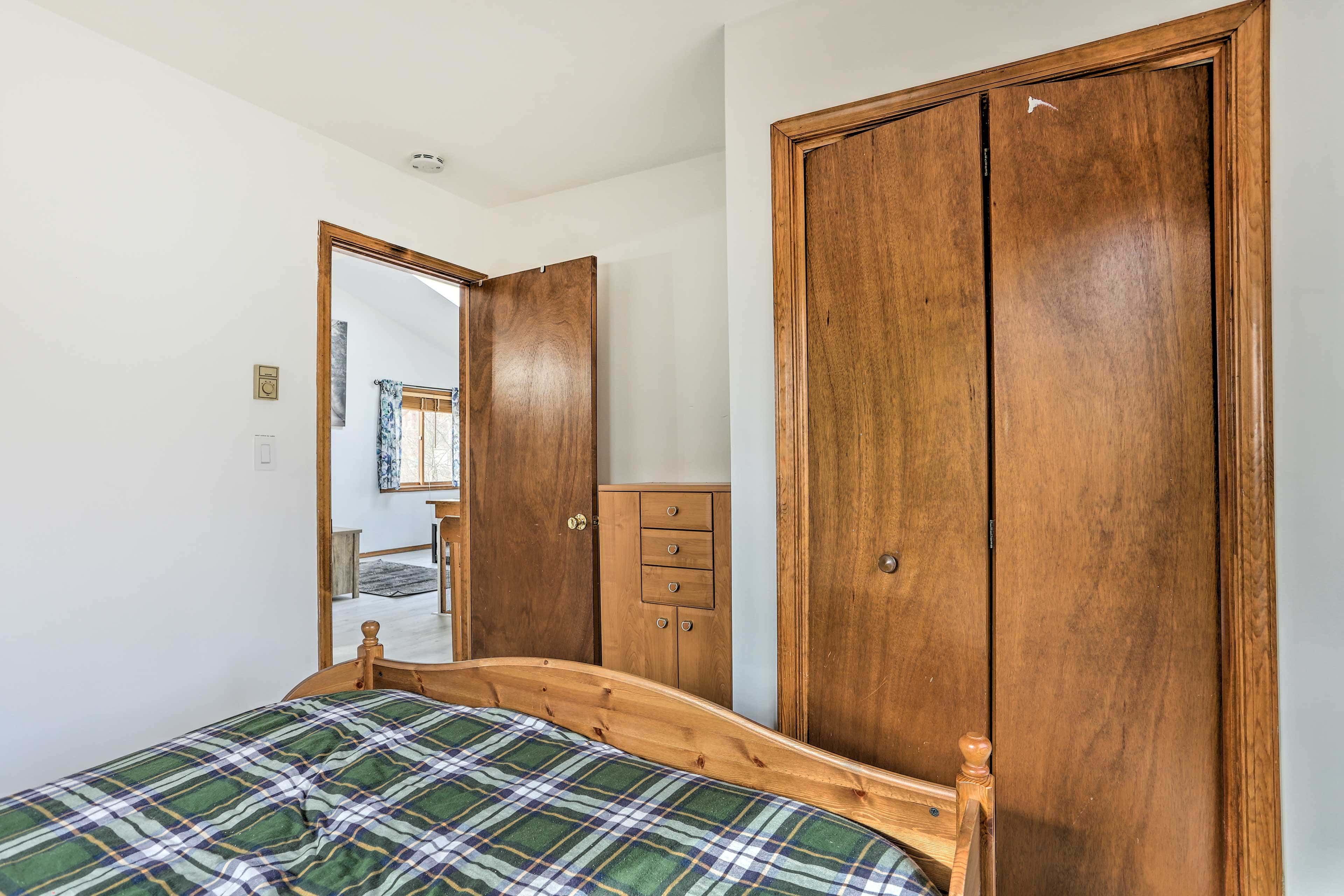 4 Mi to Tubing: Cozy Bushkill Cabin w/ Deck!