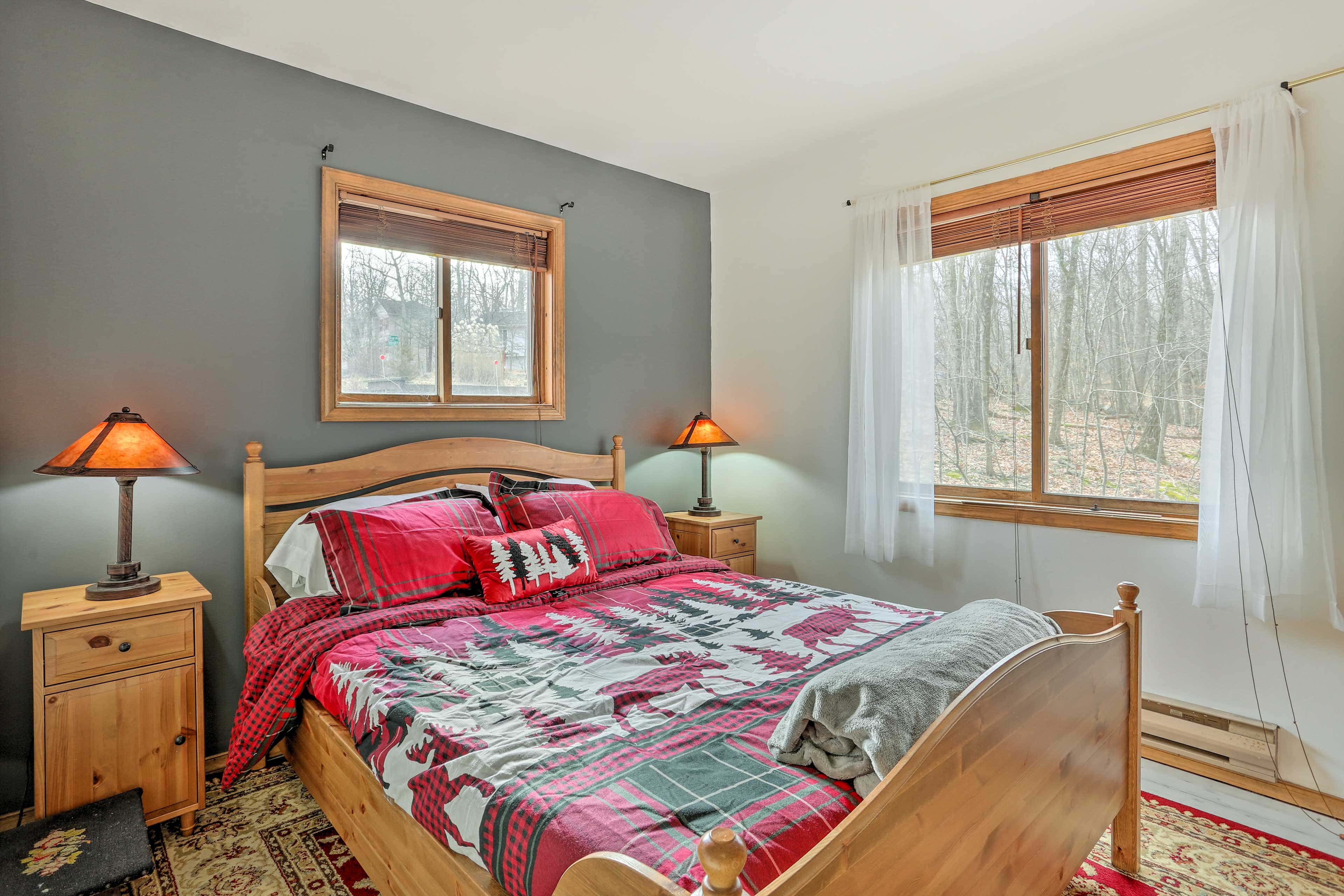 4 Mi to Tubing: Cozy Bushkill Cabin w/ Deck!