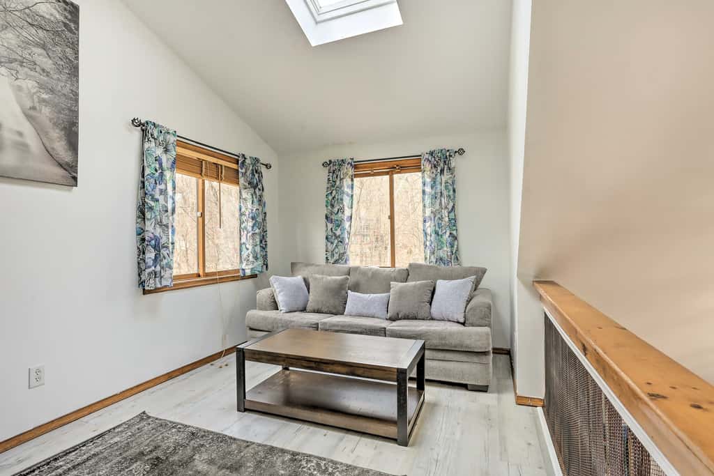 4 Mi to Tubing: Cozy Bushkill Cabin w/ Deck!