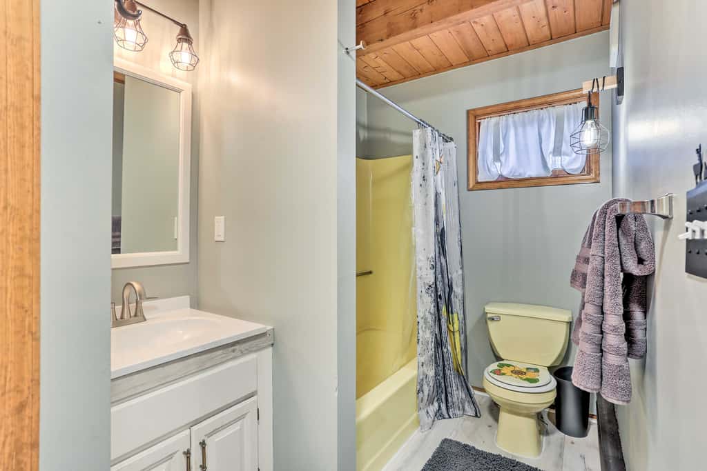 4 Mi to Tubing: Cozy Bushkill Cabin w/ Deck!