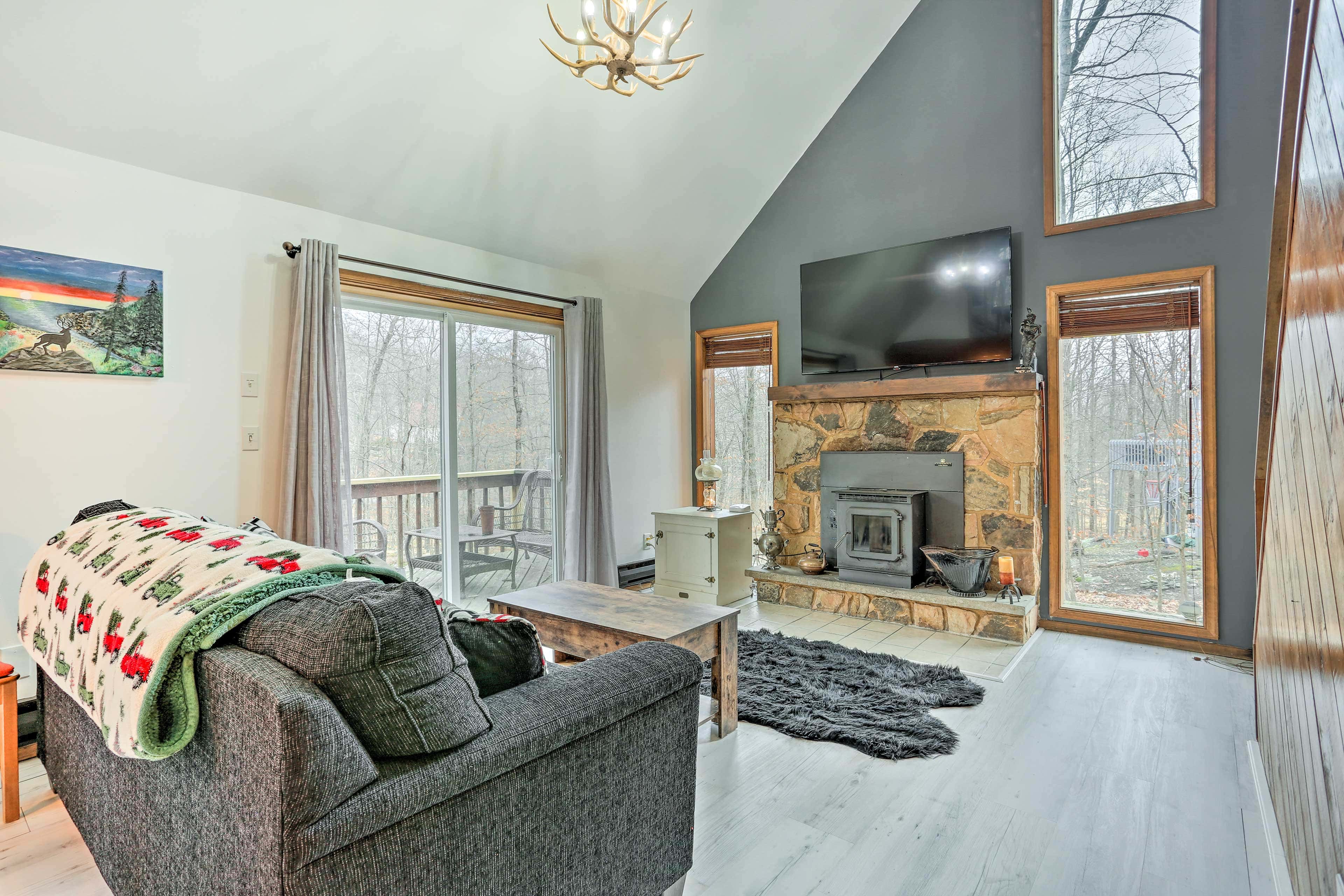 4 Mi to Tubing: Cozy Bushkill Cabin w/ Deck!