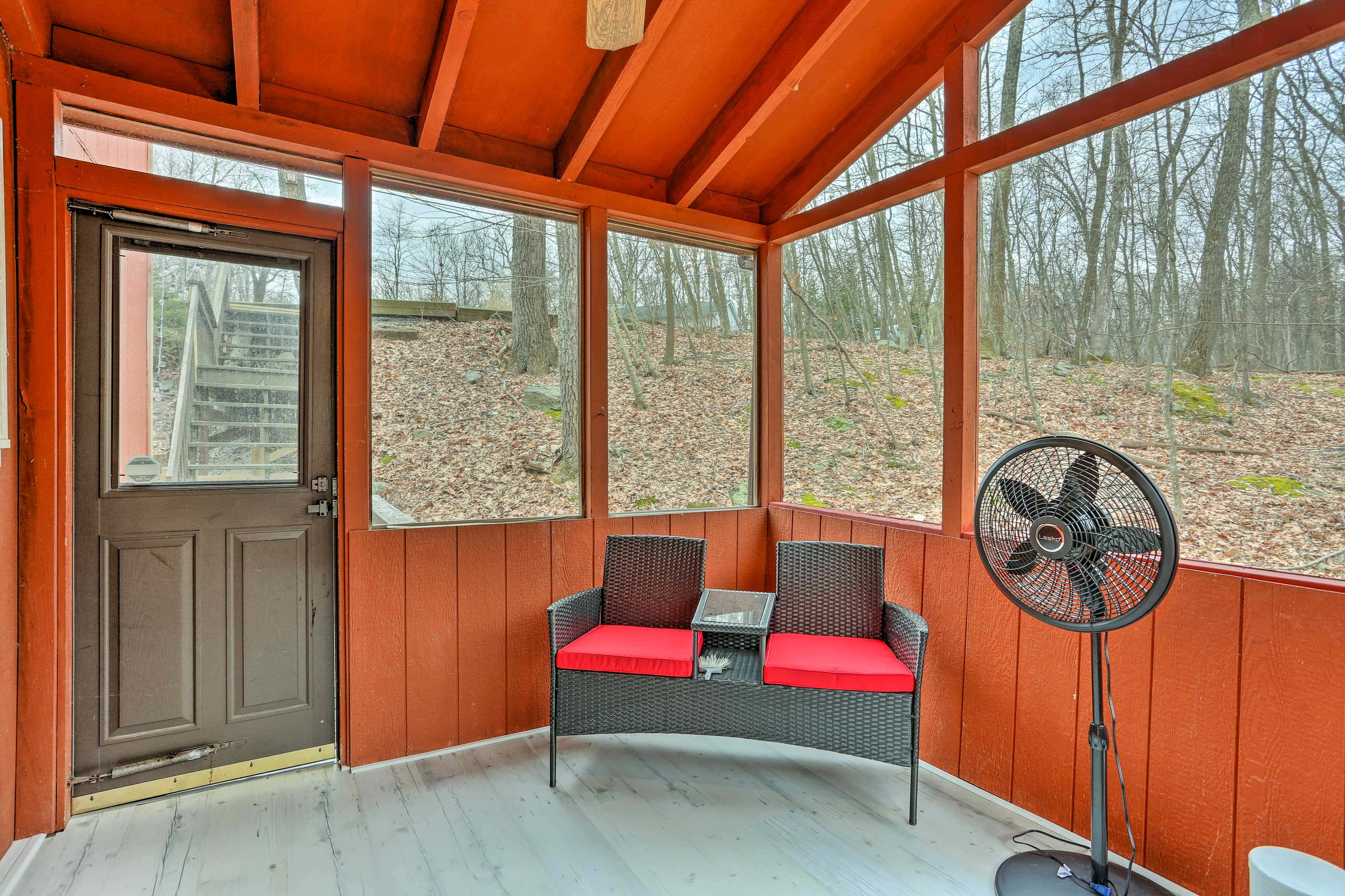 4 Mi to Tubing: Cozy Bushkill Cabin w/ Deck!
