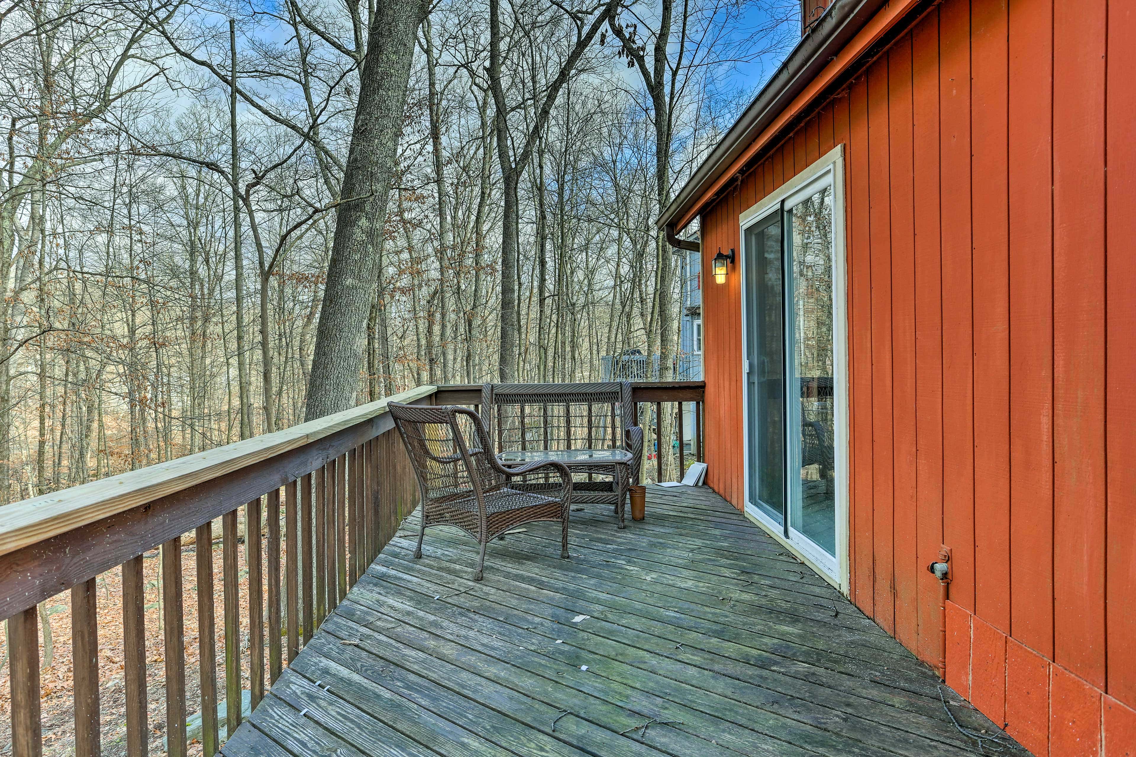 4 Mi to Tubing: Cozy Bushkill Cabin w/ Deck!