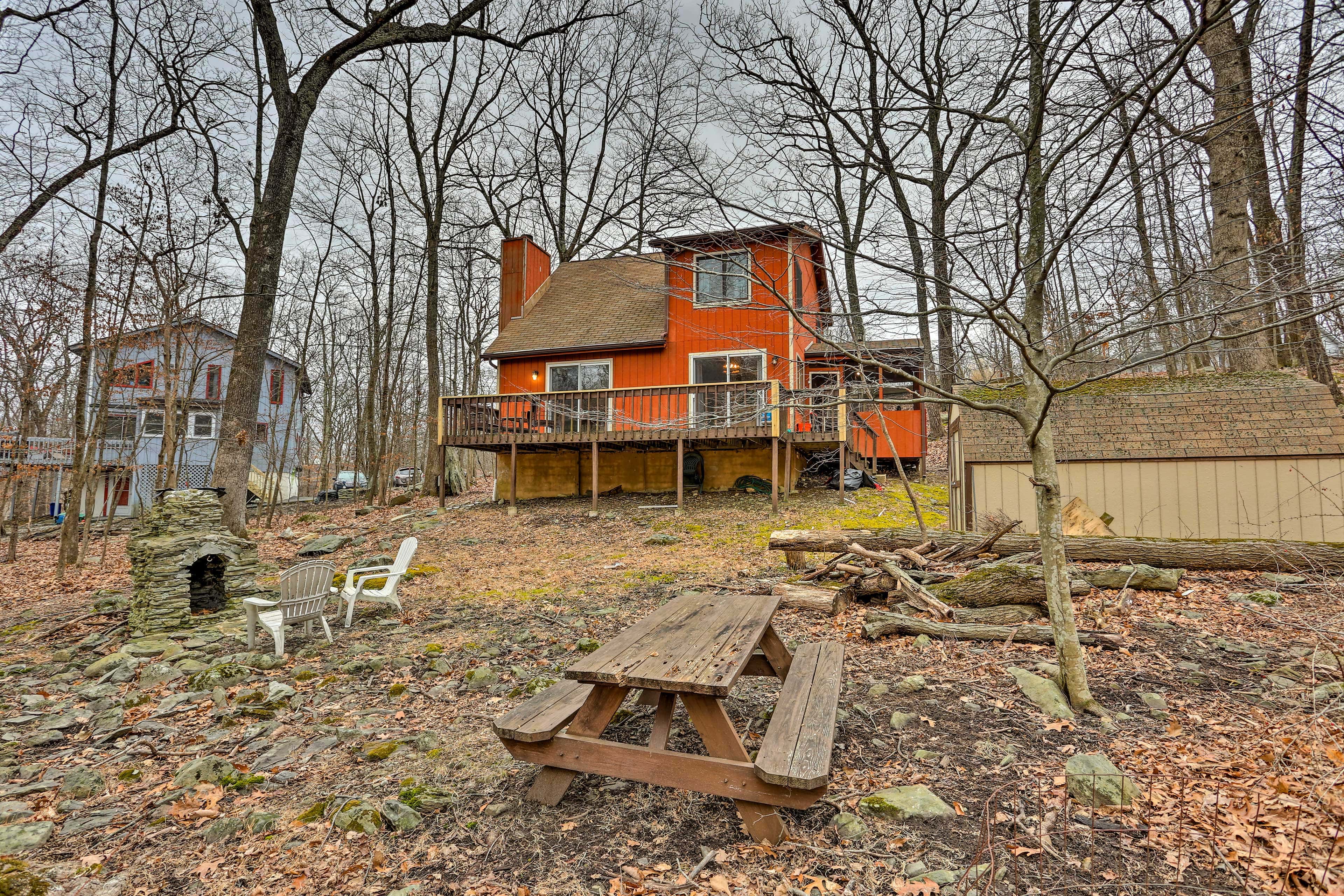 4 Mi to Tubing: Cozy Bushkill Cabin w/ Deck!