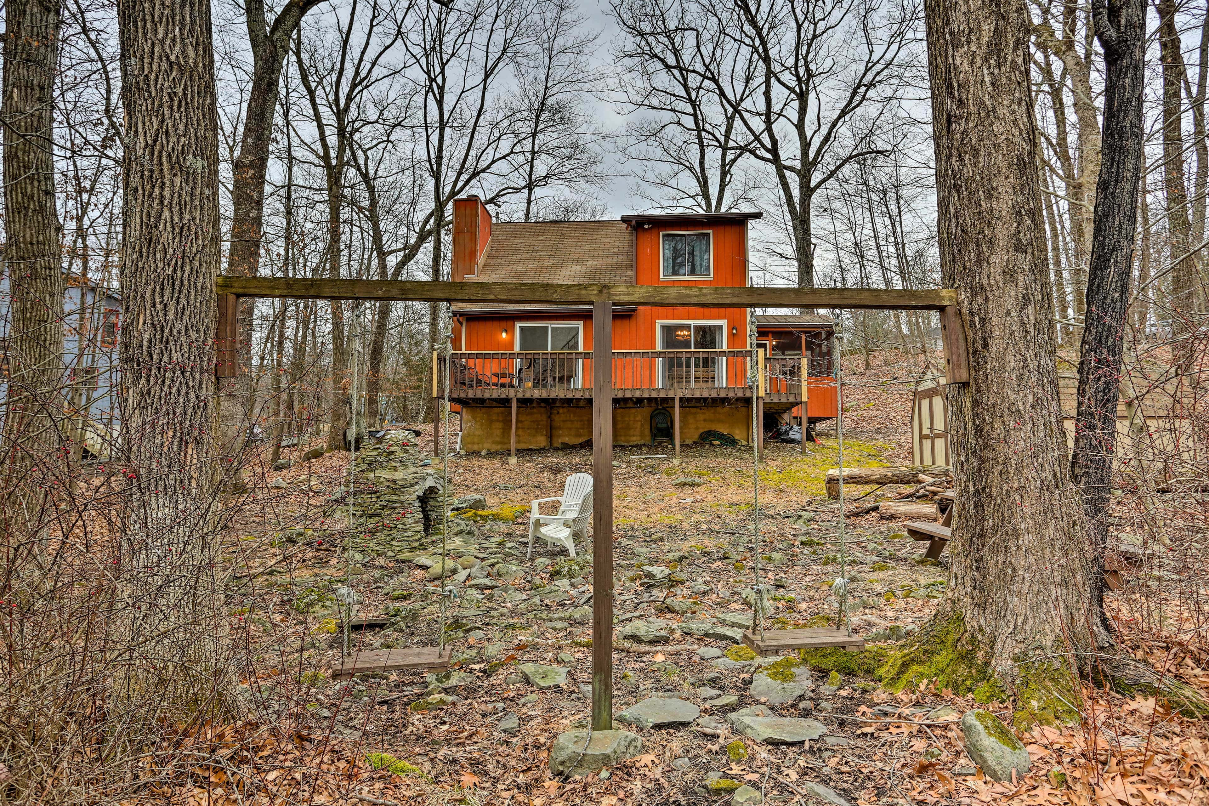 4 Mi to Tubing: Cozy Bushkill Cabin w/ Deck!