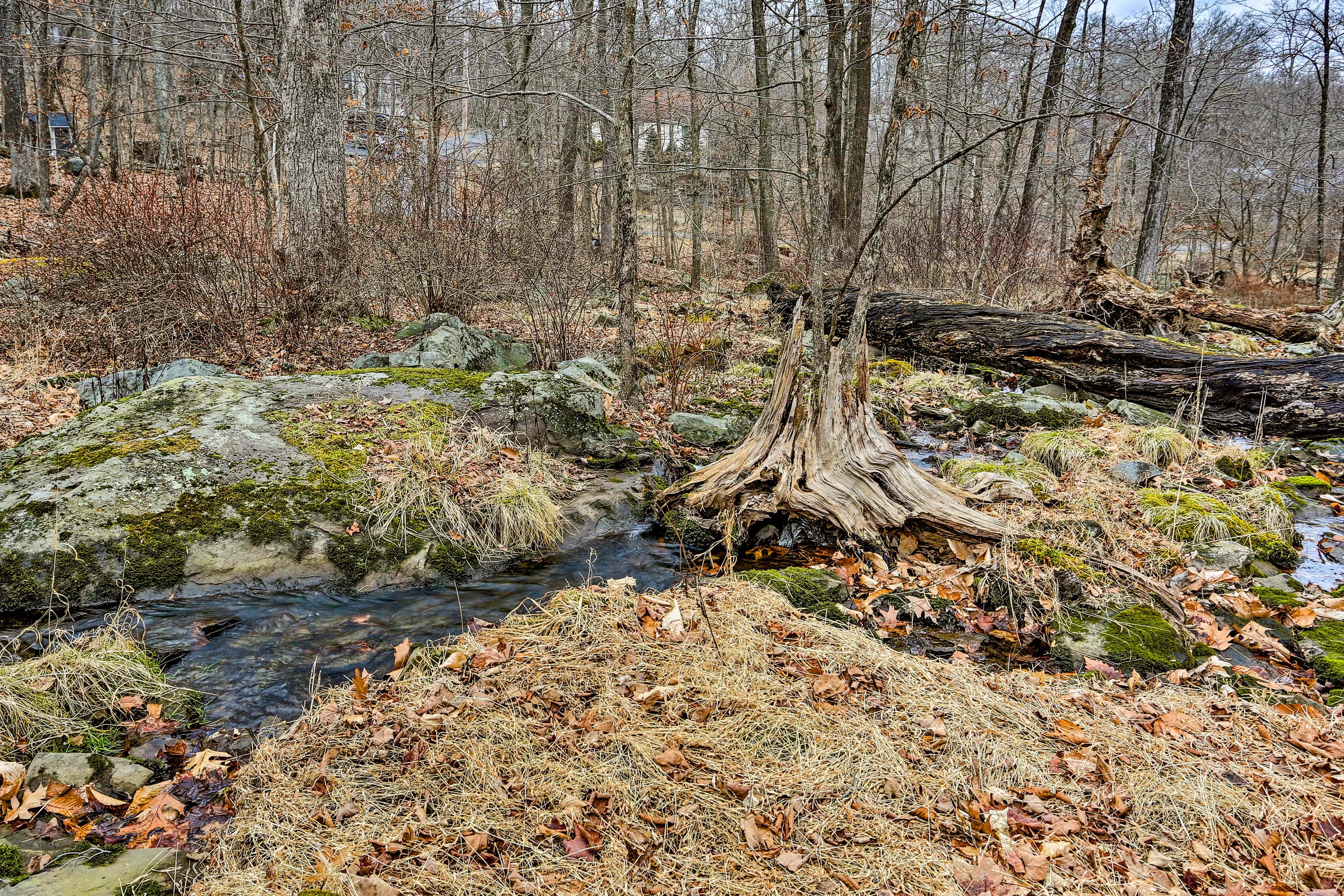 4 Mi to Tubing: Cozy Bushkill Cabin w/ Deck!