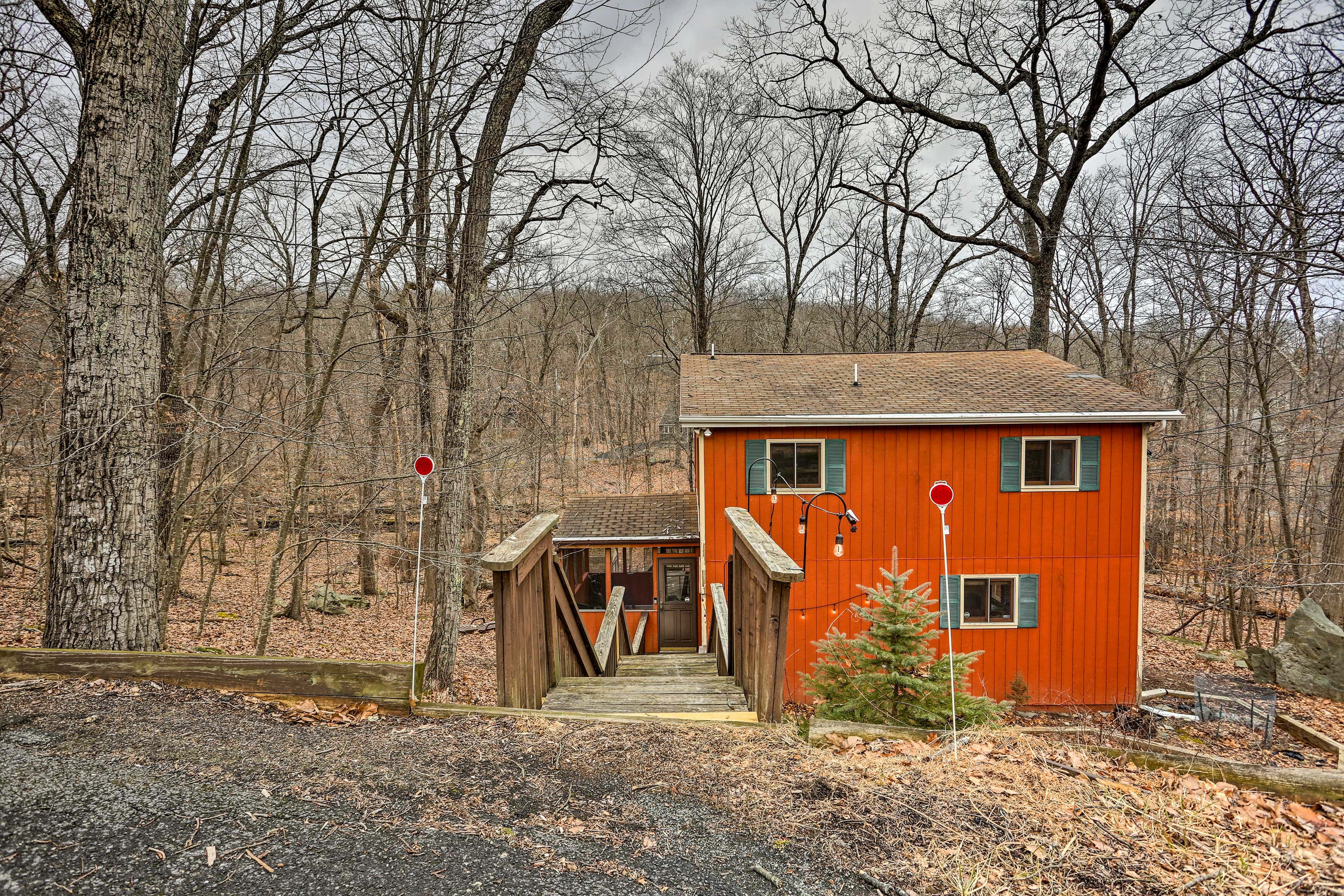 4 Mi to Tubing: Cozy Bushkill Cabin w/ Deck!