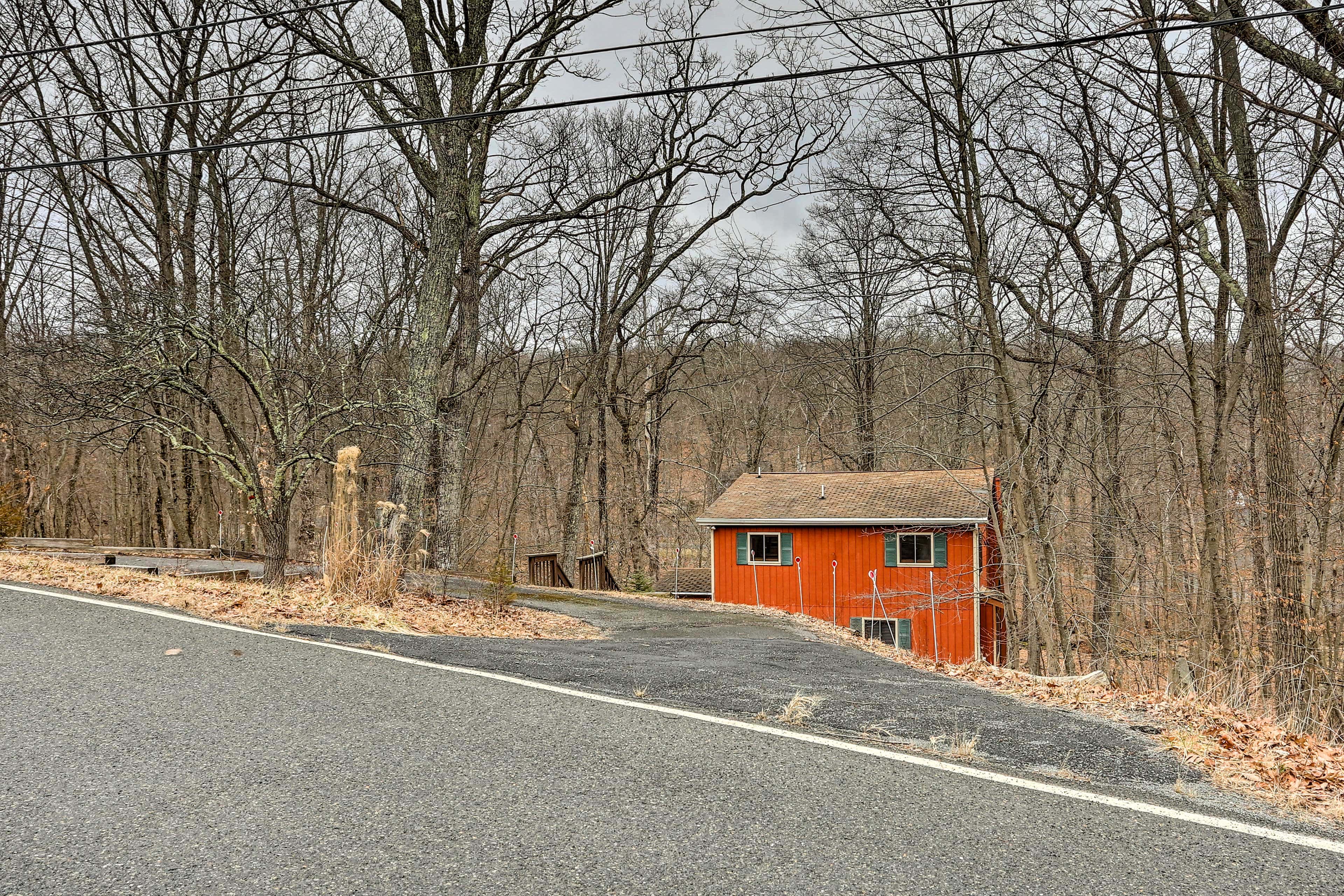 4 Mi to Tubing: Cozy Bushkill Cabin w/ Deck!