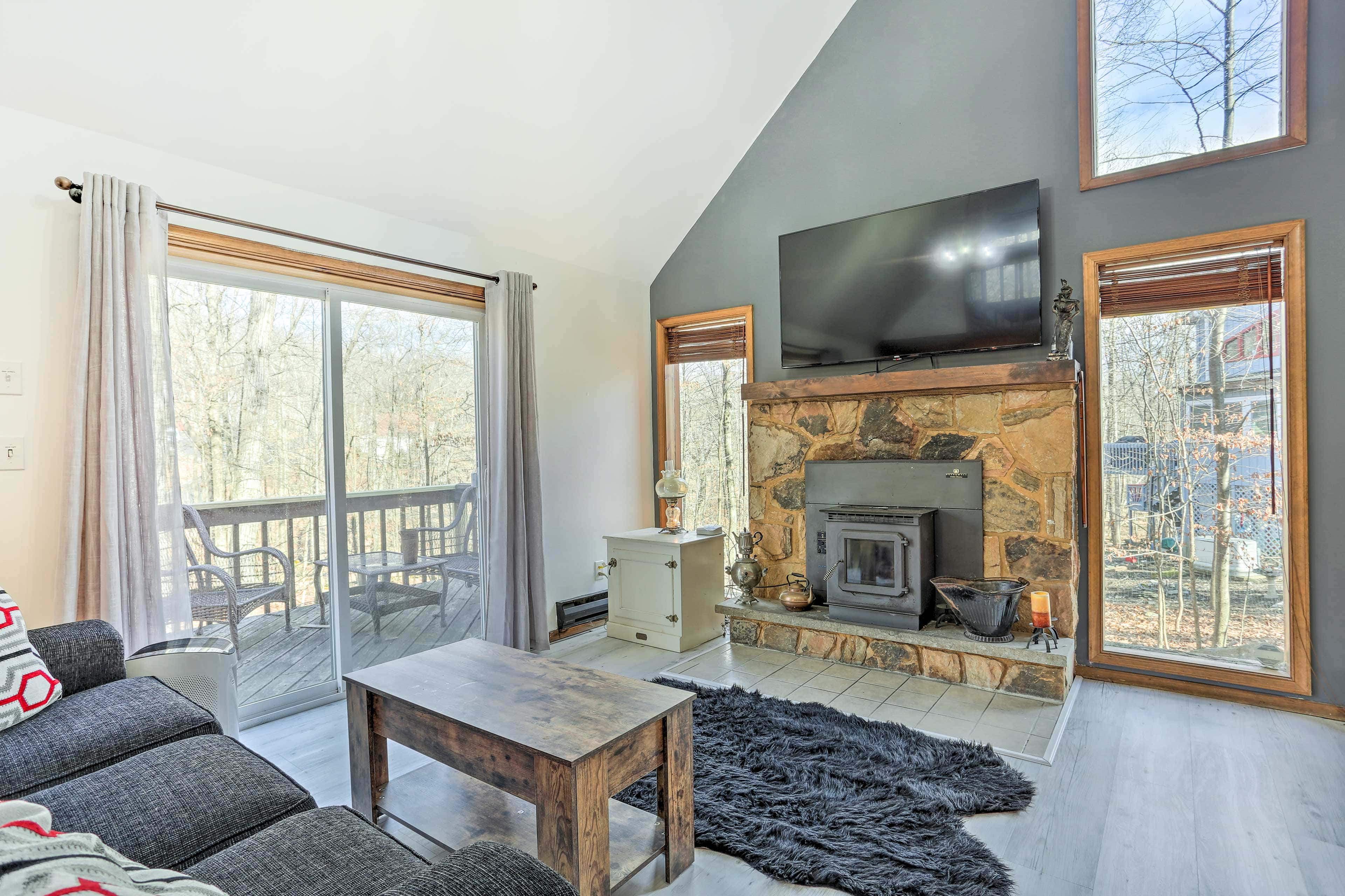 4 Mi to Tubing: Cozy Bushkill Cabin w/ Deck!
