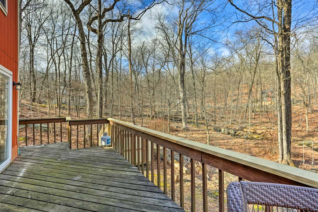 4 Mi to Tubing: Cozy Bushkill Cabin w/ Deck!