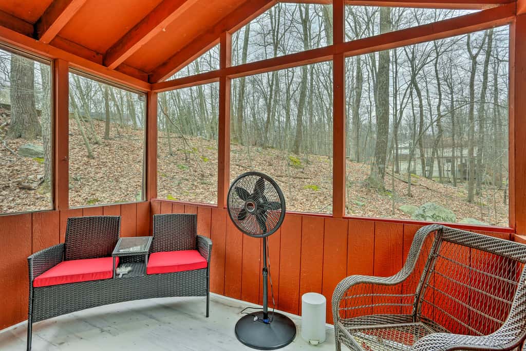 4 Mi to Tubing: Cozy Bushkill Cabin w/ Deck!