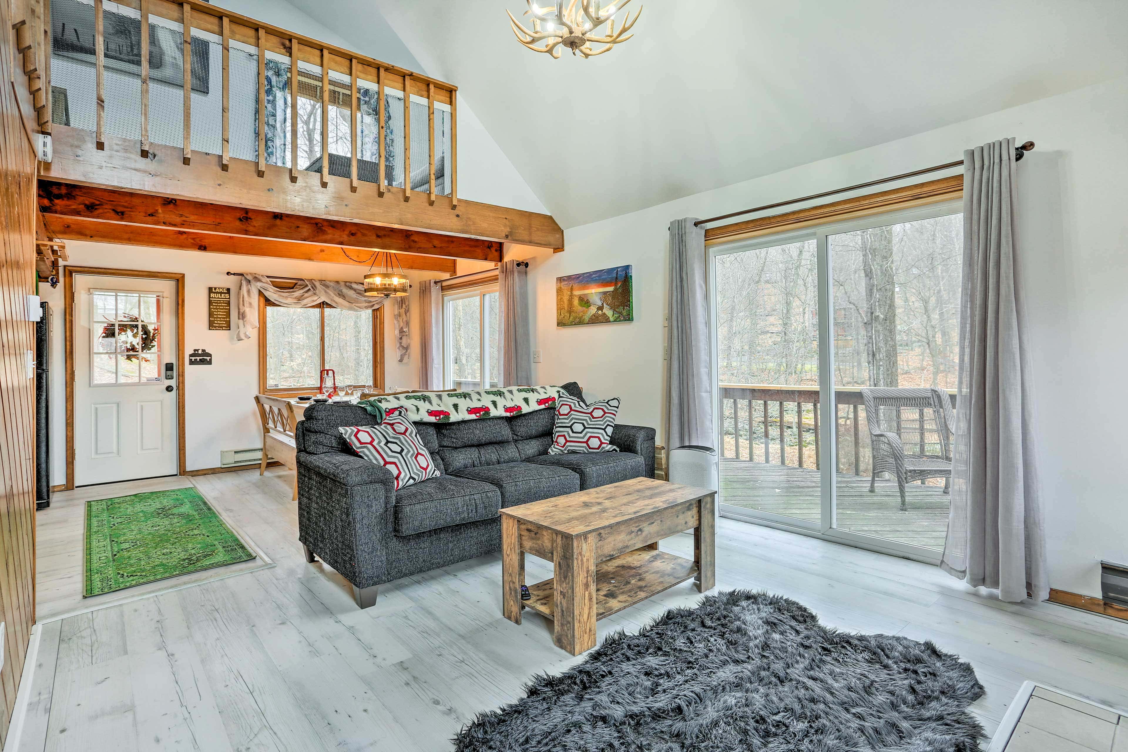 4 Mi to Tubing: Cozy Bushkill Cabin w/ Deck!