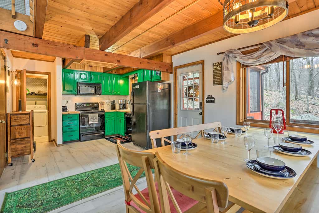 4 Mi to Tubing: Cozy Bushkill Cabin w/ Deck!