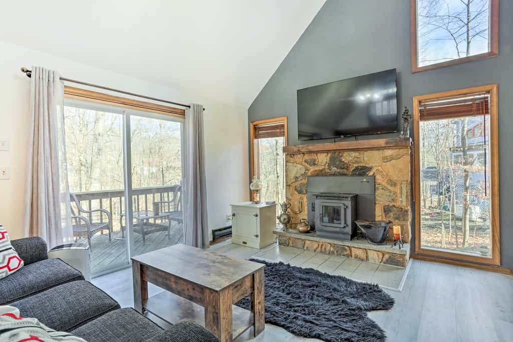 4 Mi to Tubing: Cozy Bushkill Cabin w/ Deck!