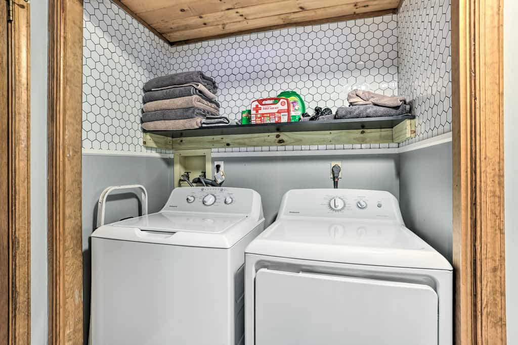 4 Mi to Tubing: Cozy Bushkill Cabin w/ Deck!