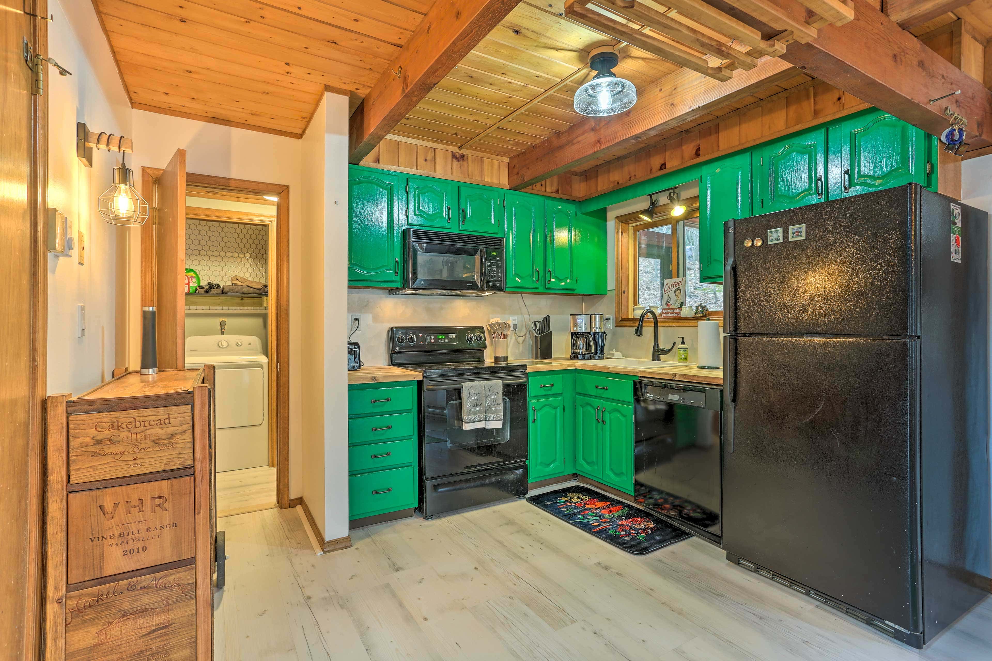 4 Mi to Tubing: Cozy Bushkill Cabin w/ Deck!