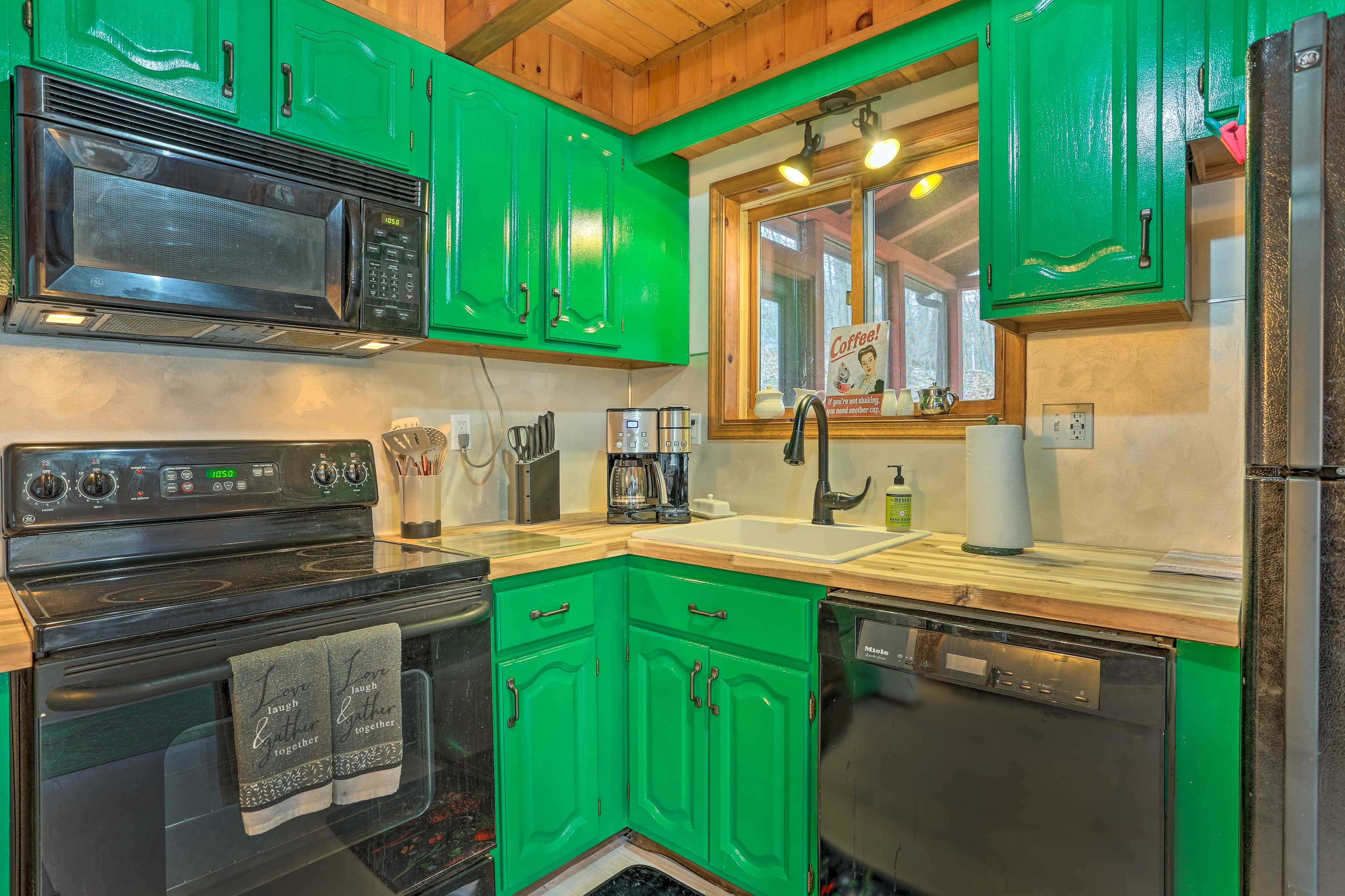 4 Mi to Tubing: Cozy Bushkill Cabin w/ Deck!
