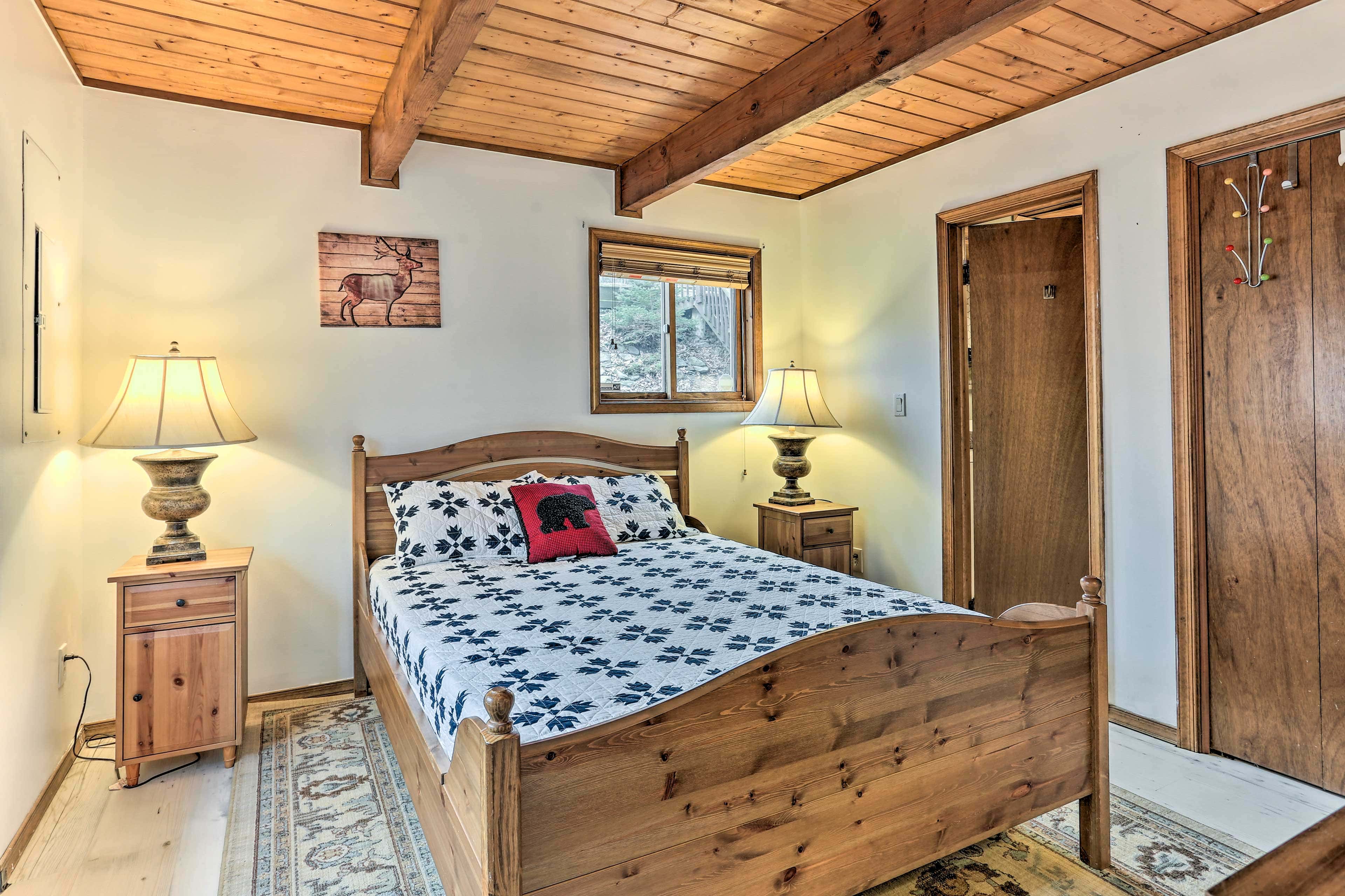 4 Mi to Tubing: Cozy Bushkill Cabin w/ Deck!