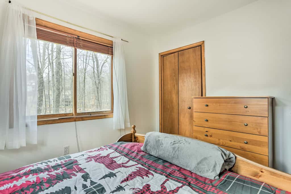 4 Mi to Tubing: Cozy Bushkill Cabin w/ Deck!