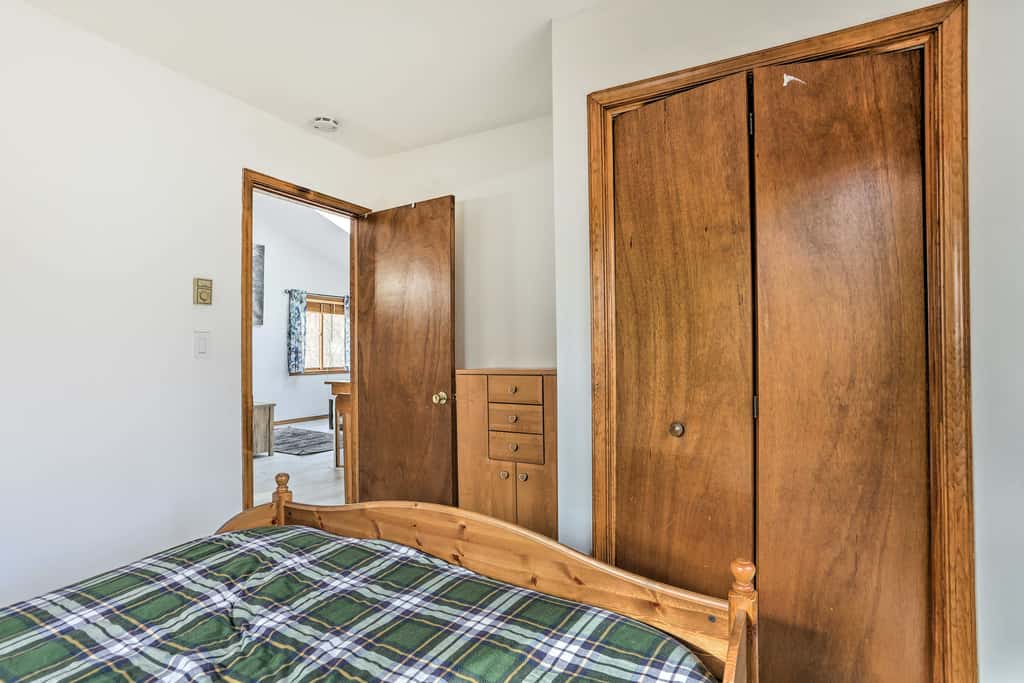 4 Mi to Tubing: Cozy Bushkill Cabin w/ Deck!