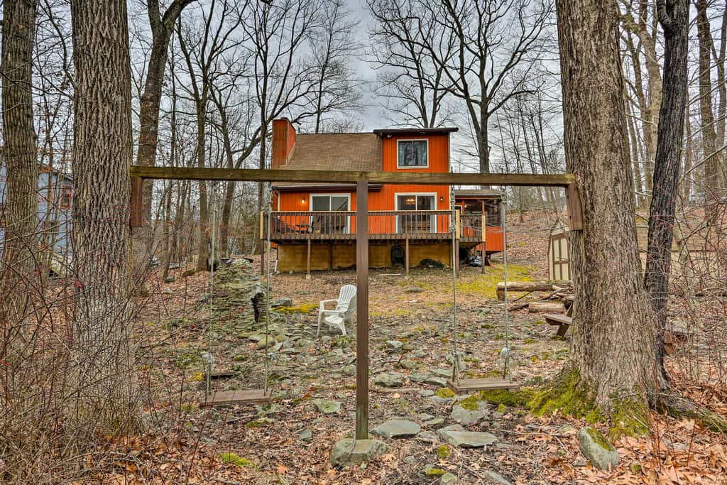 4 Mi to Tubing: Cozy Bushkill Cabin w/ Deck!