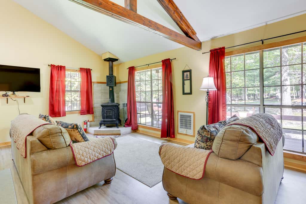 Pools & Ski Access: Lackawaxen Cottage w/ Deck!