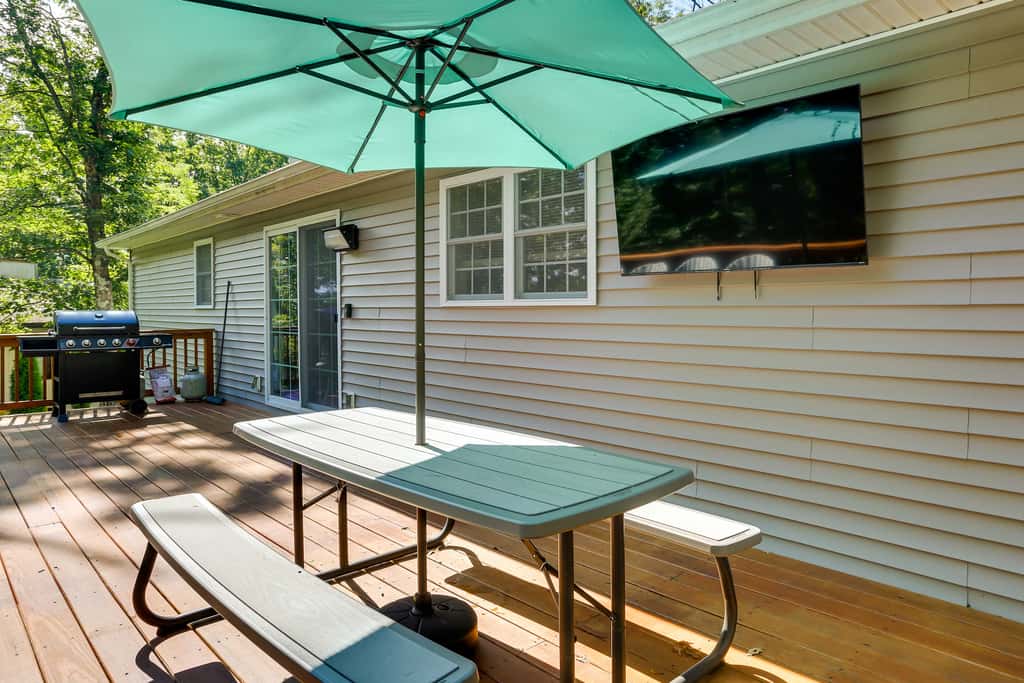 Walk to Lake Wallenpaupack: Poconos Vacation Home