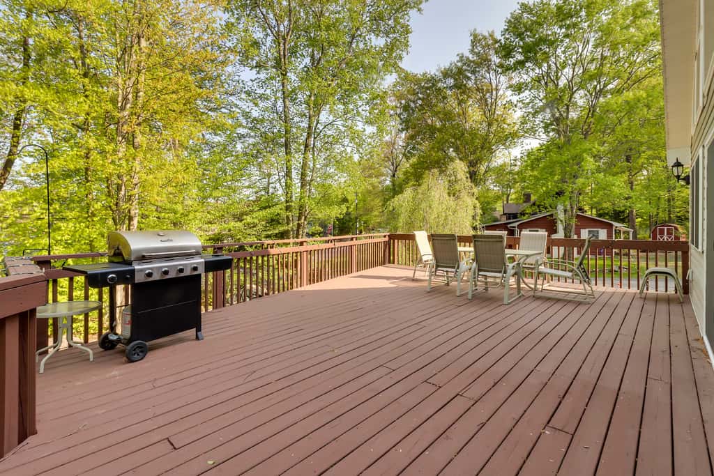 Huge Deck: Stunning Pocono Lake Vacation Rental!