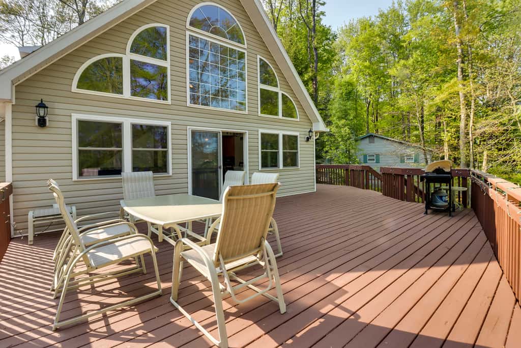 Huge Deck: Stunning Pocono Lake Vacation Rental!