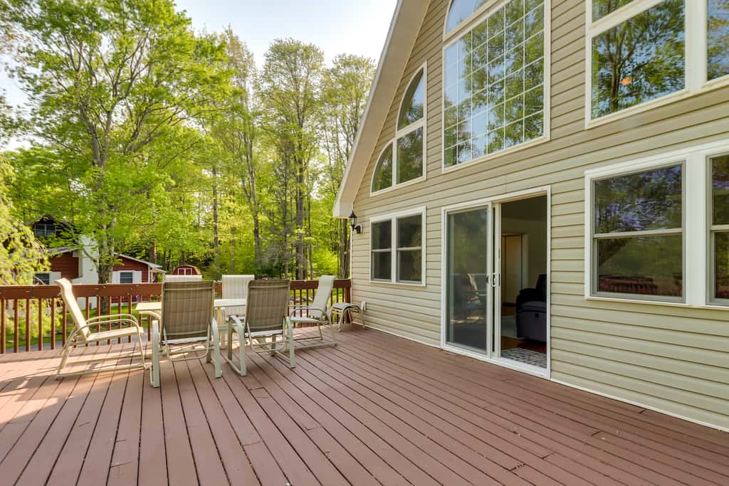 Huge Deck: Stunning Pocono Lake Vacation Rental!