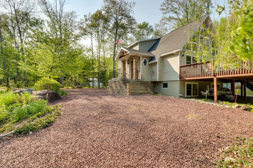 Huge Deck: Stunning Pocono Lake Vacation Rental!