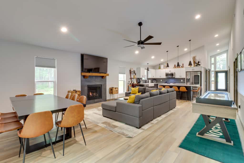 Walk to Water Park: Split-Rock Resort Home w/ Deck