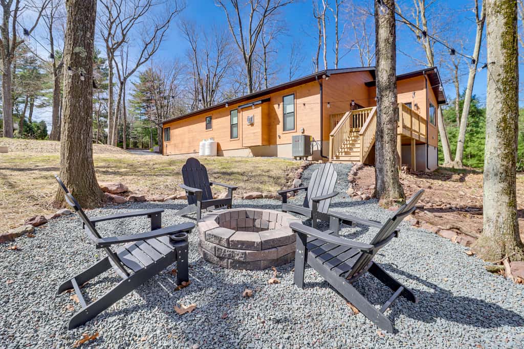 Walk to Water Park: Split-Rock Resort Home w/ Deck