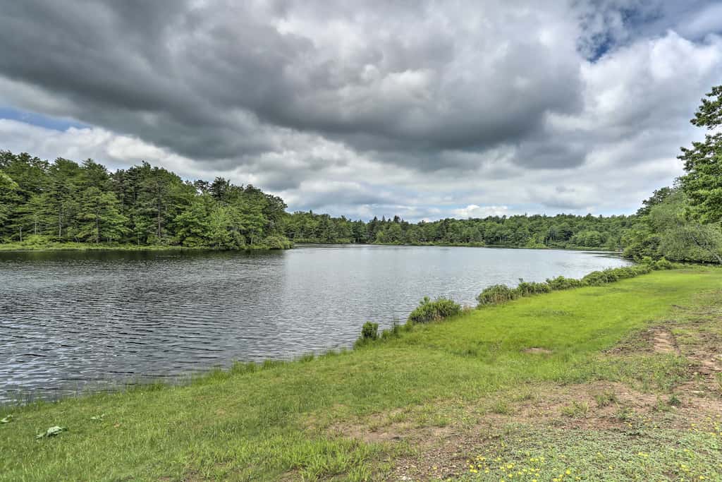 Fire Pit, Kayaks & Hammocks: Long Pond Home!