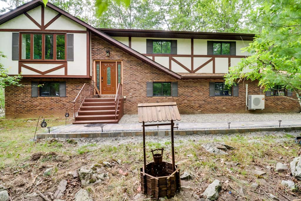 Camelback Pocono Getaway w/ Hot Tub & Games!