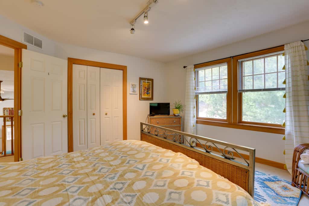 < 1 Mi to Camelback Resort: Home w/ Pool Table!