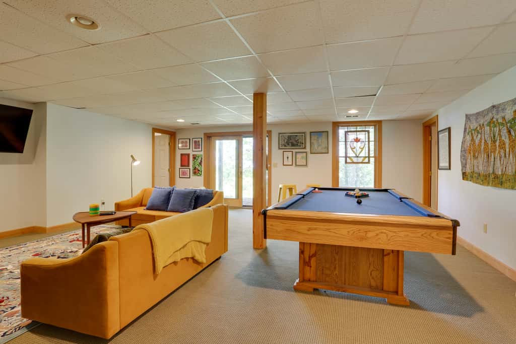 < 1 Mi to Camelback Resort: Home w/ Pool Table!