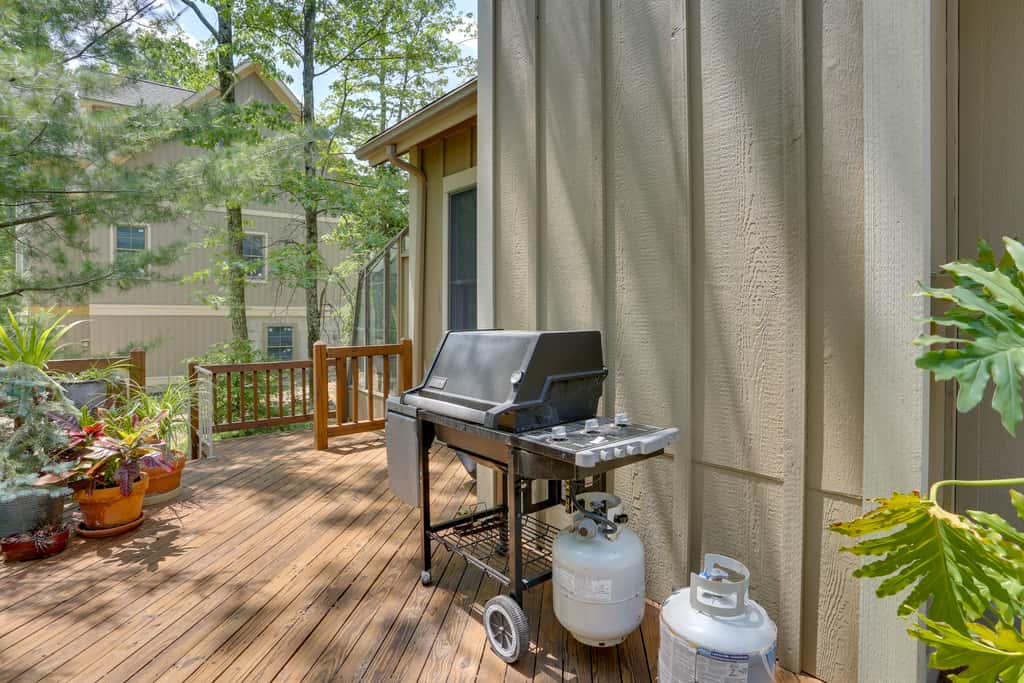 < 1 Mi to Camelback Resort: Home w/ Pool Table!