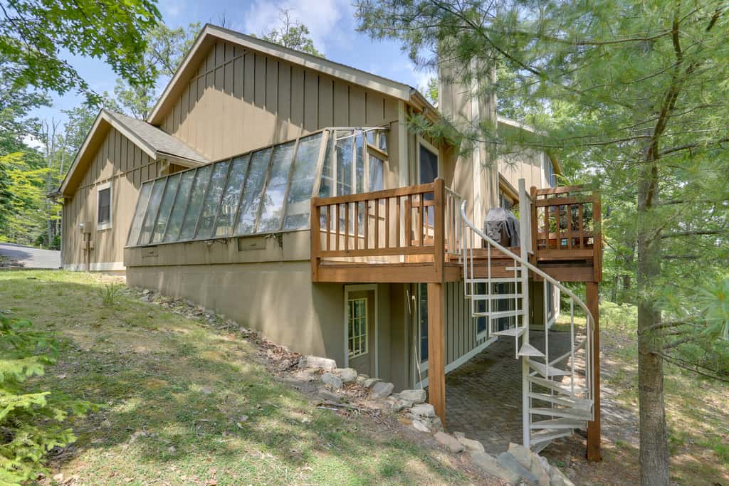 < 1 Mi to Camelback Resort: Home w/ Pool Table!