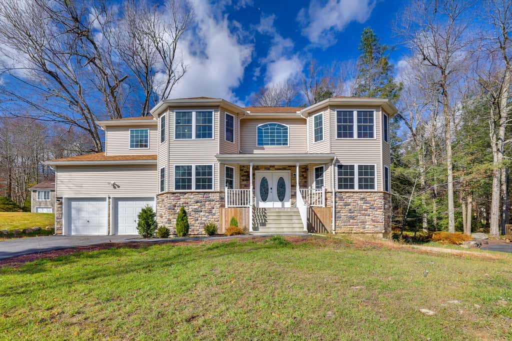 Hot Tub + Lake Access: Spacious Tobyhanna Home