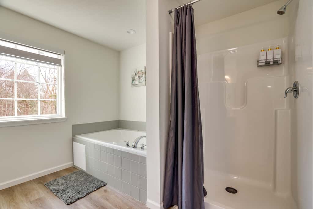 Hot Tub + Lake Access: Spacious Tobyhanna Home